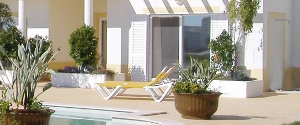terras zon ligstoelen Algarve Portugal